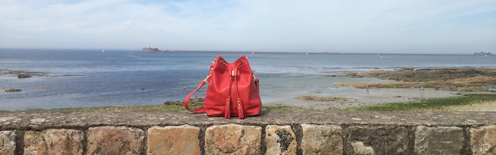 Superbe sac seau rouge en cuir