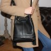 Sac seau en cuir noir