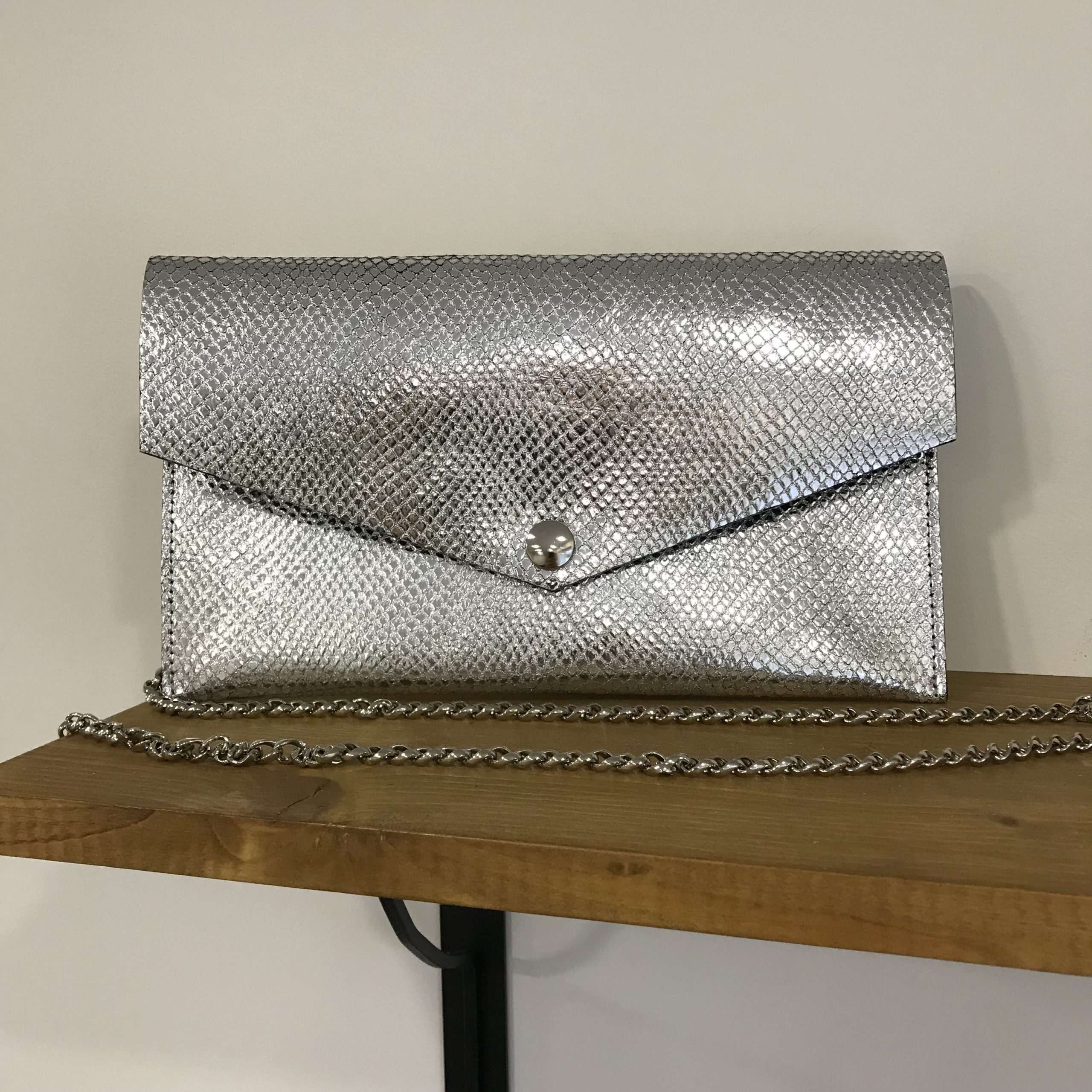 Sac pochette en cuir métallisé argent. Sac en cuir chic et tendance.