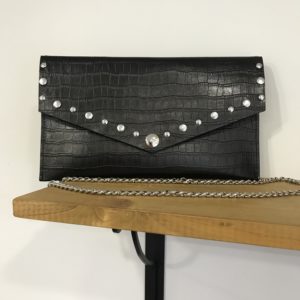 pochette en cuir cloutée