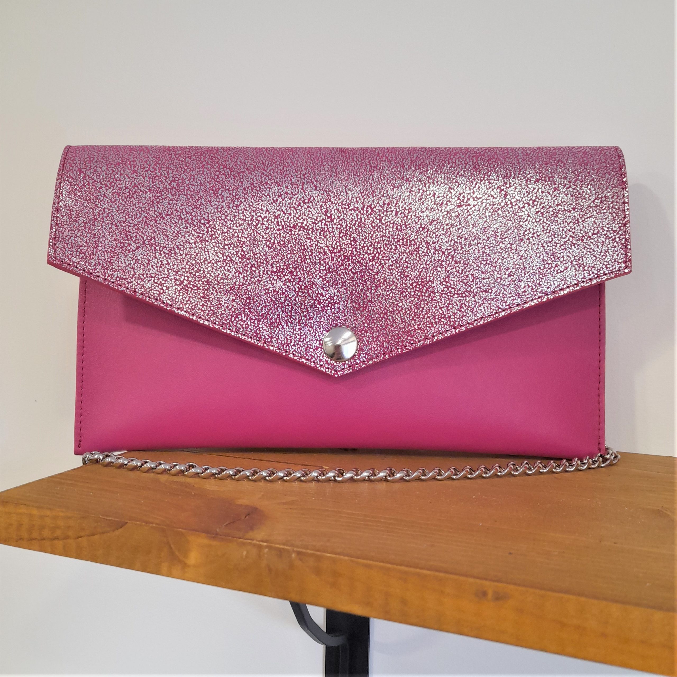 Sac pochette chaînette en cuir rose et cuir argenté